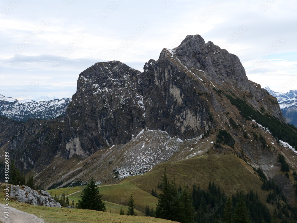 Der knapp 2000 Meter hohe Berg Aggenstein in den Allgäuer Alpen bei Pfronten an der Grenze zu Österreich