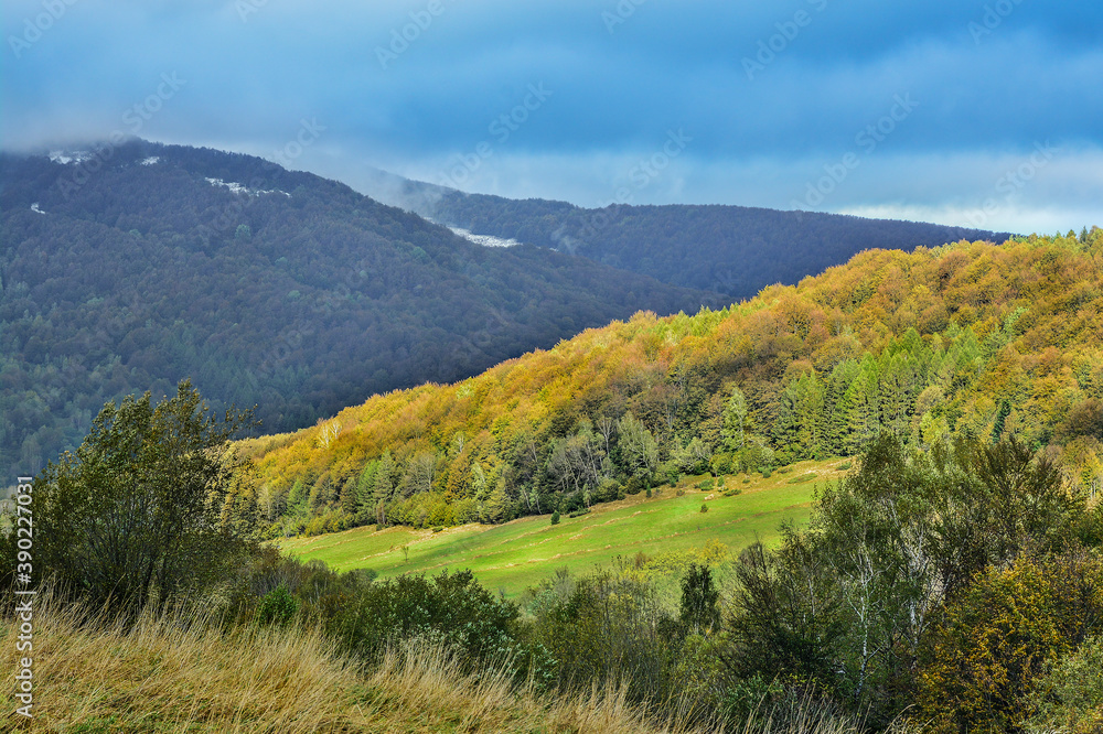 Obraz premium Bieszczady Mountains in Poland, beautiful autumn landscape