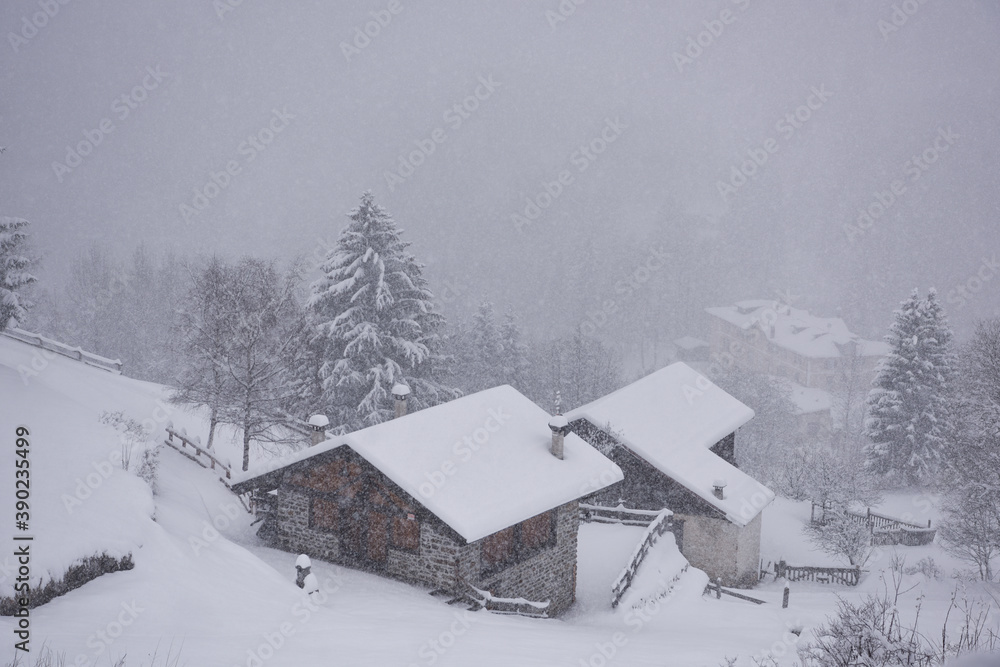 chalet baita montagna inverno neve nevicata nevica freddo gelo paesaggio invernale 