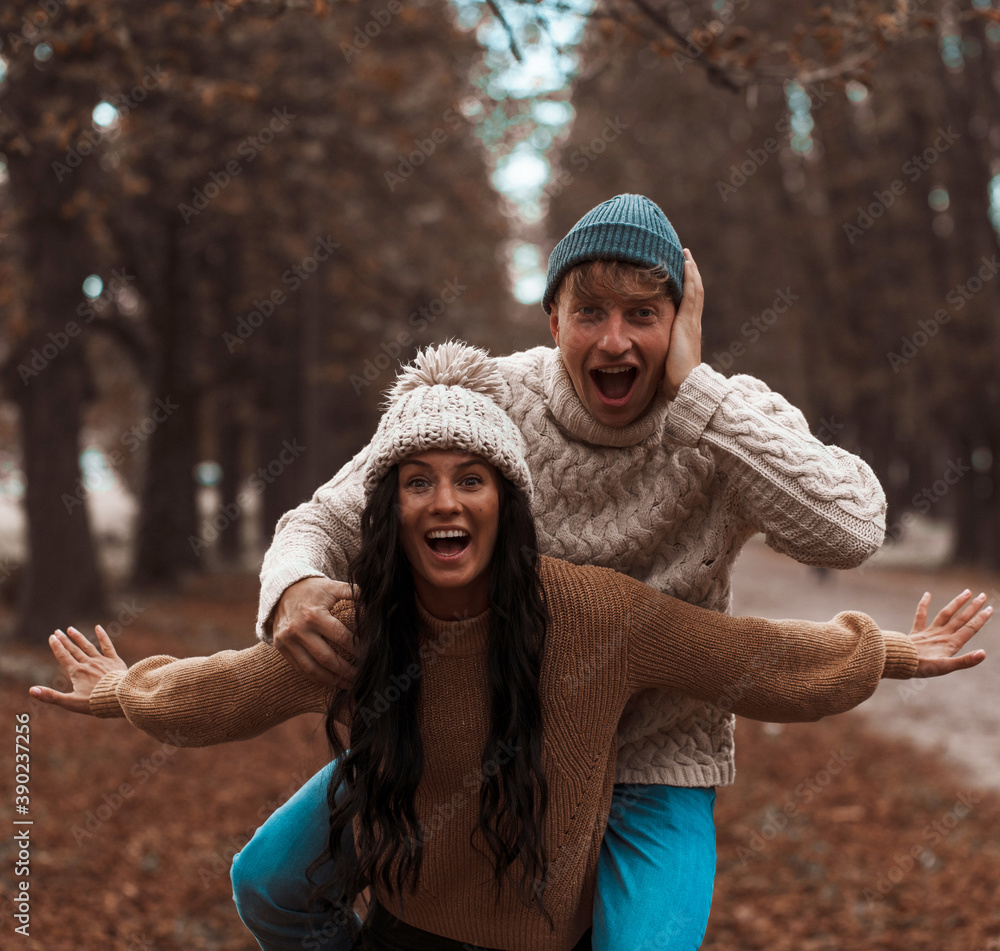 Obraz premium Happy Couple in Autumn Park. Fall. Young Family Having Fun Outdoors. 