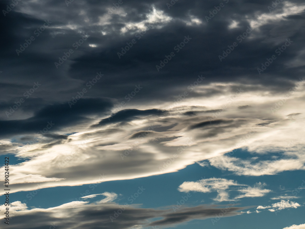 Bizarre Wolken Formation am blauen Himmel