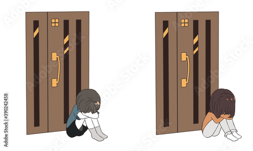 家を閉め出されて落ち込む子供