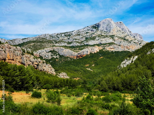 Photos Magnificent landscape of Provence near Aix en Provence with the majestic Sainte-