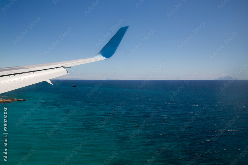 Ausblick aus dem Flugzeug - Tragfläche und karibische Insel