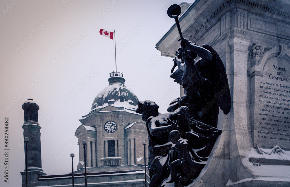 Fototapeta premium statue in winter in Quebec city