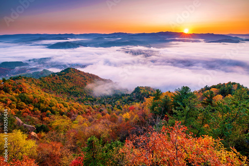 The beautiful autumn sea of clouds sunrise of Singanense of China. © 孝通 葛