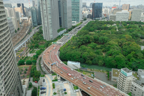 都心の高速道路と高層ビルの俯瞰