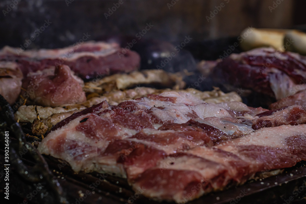 asado típico y tradicional argentino carne de vaca cerdo chinchulin morcilla chorizo costilla sobre parrilla a las brasas córdoba argentina asado típico y tradicional argentino carne de vaca cerdo chinchulin morcilla chorizo costilla sobre parrilla a las brasas córdoba argentina