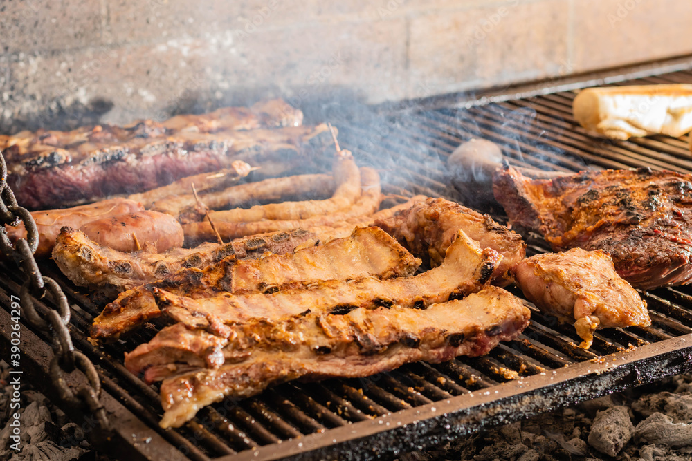 asado típico y tradicional argentino carne de vaca cerdo chinchulin morcilla chorizo costilla sobre parrilla a las brasas córdoba argentina asado típico y tradicional argentino carne de vaca cerdo chinchulin morcilla chorizo costilla sobre parrilla a las brasas córdoba argentina