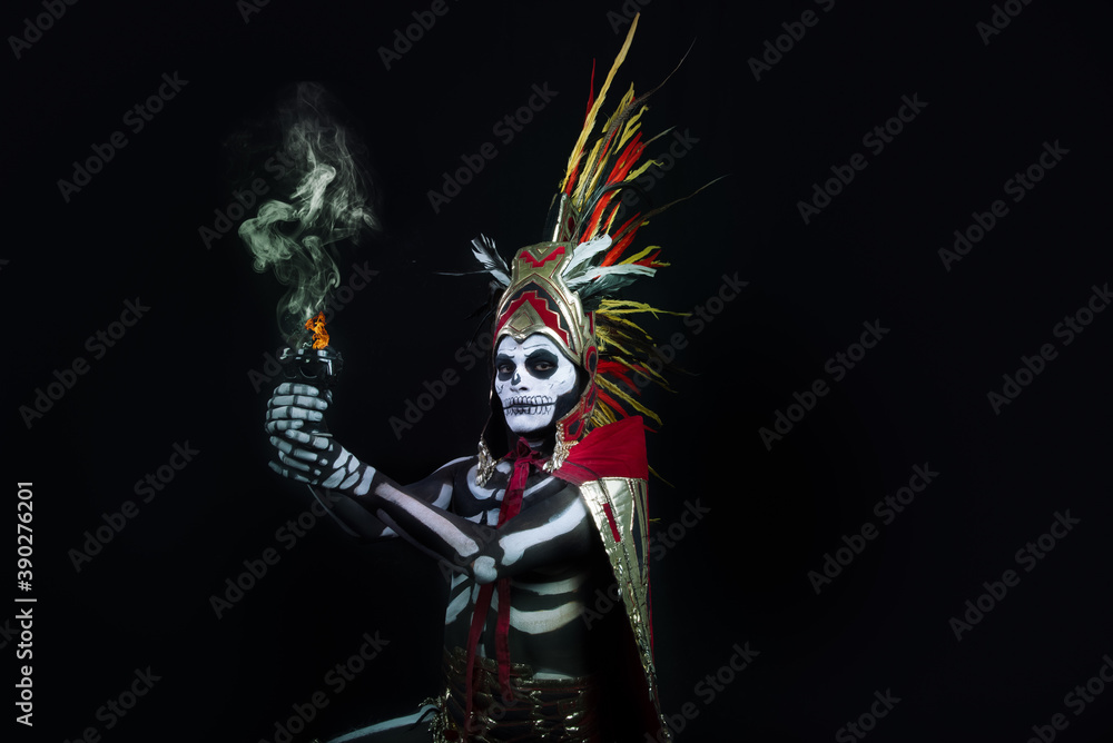 hombre latino , catrin de dios azteca, calavera prehispanica, con saumerio e incienso y fuego, portado penacho de plumas amarillas y rojas en fondo negro, dia de muertos, 1 de noviembre, calaca, hombre latino , catrin de dios azteca, calavera prehispanica, con saumerio e incienso y fuego, portado penacho de plumas amarillas y rojas en fondo negro, dia de muertos, 1 de noviembre, calaca,