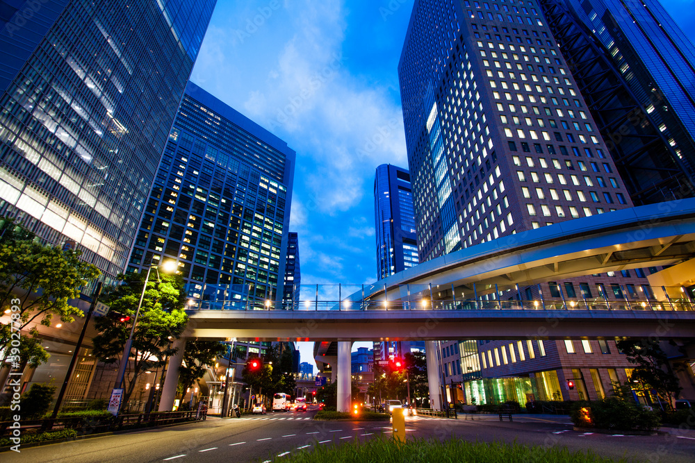 ライトアップした汐留のビル群