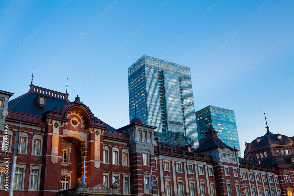 Fototapeta premium 夕暮れ時の東京駅丸の内口