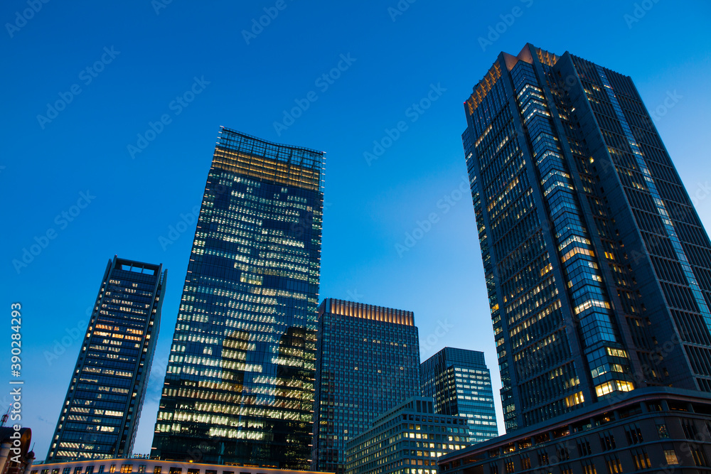 Obraz premium 夕暮れ時のJPタワーと丸ビル