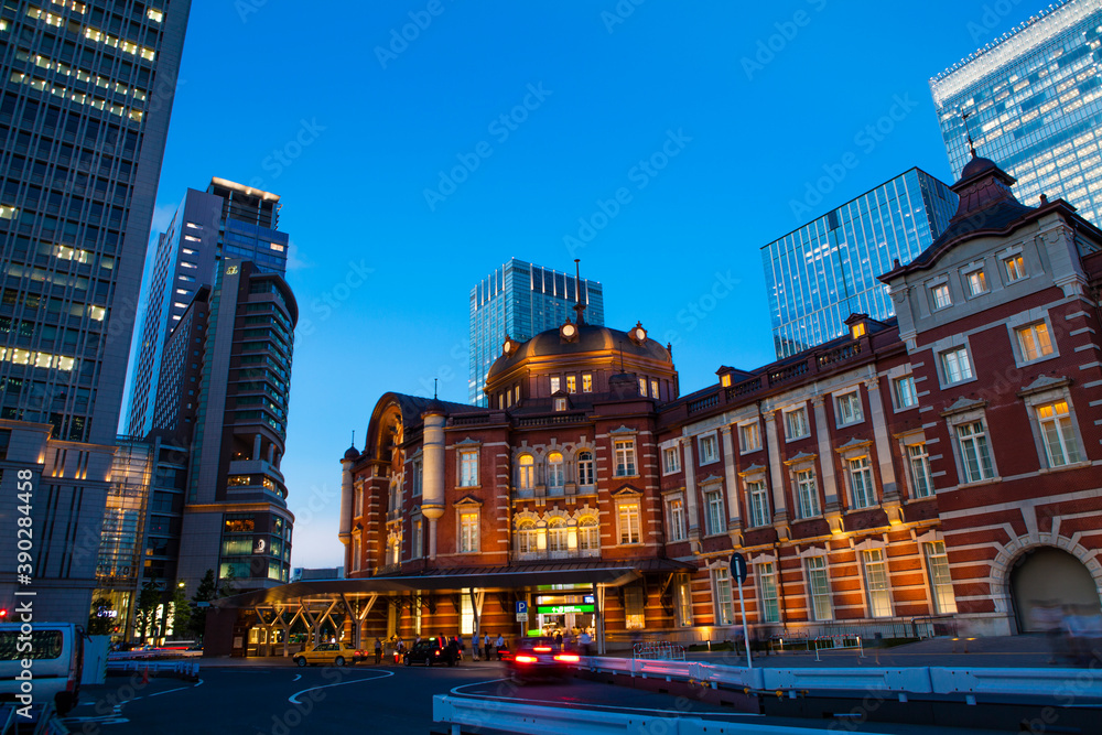 Obraz premium 夕暮れ時の東京駅丸の内口