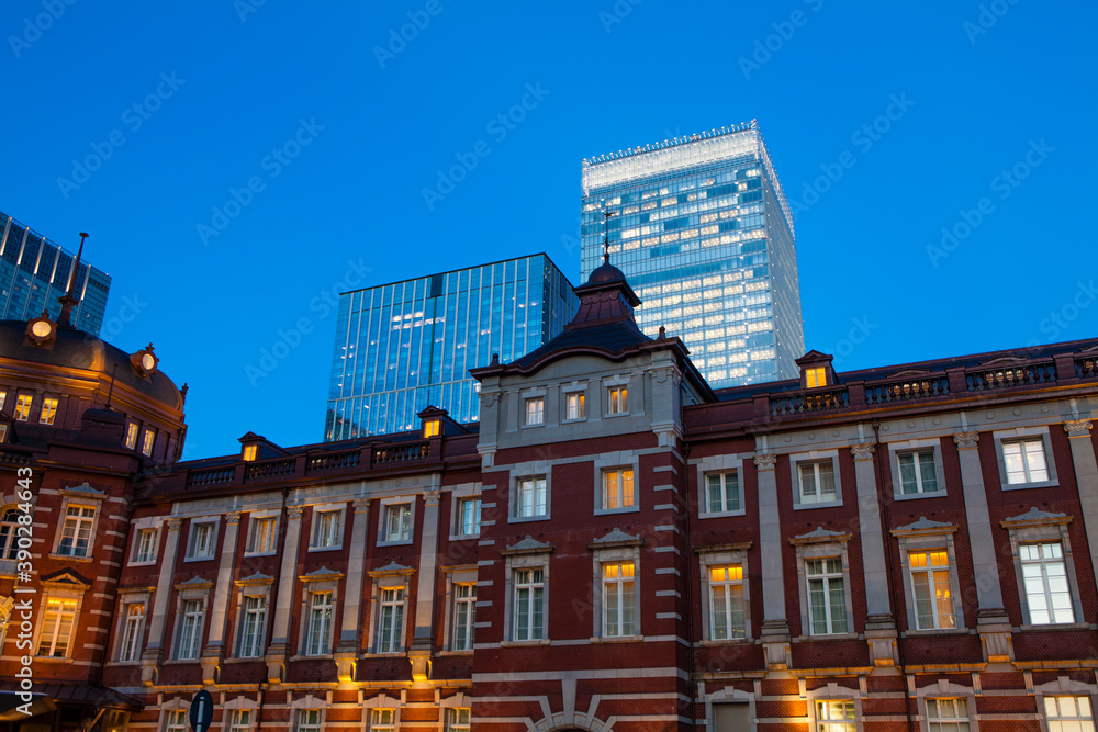 Fototapeta premium 夕暮れ時の東京駅丸の内口