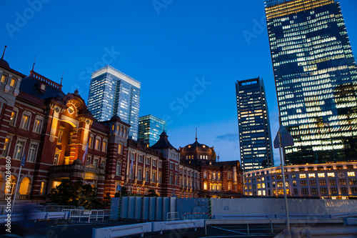 夕暮れ時の東京駅丸の内口