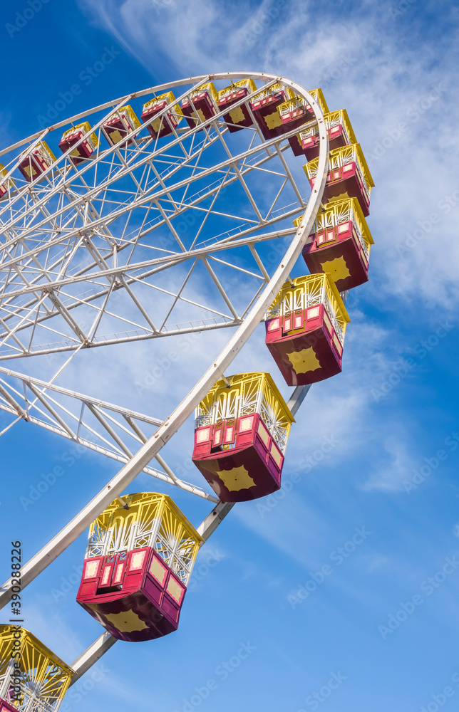 Fototapeta premium Low angle view of a Ferris wheel and gondolas