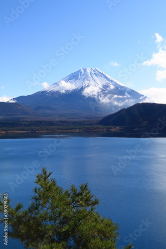 Lake Yamanaka and Mount Fuji in autumn © Christina