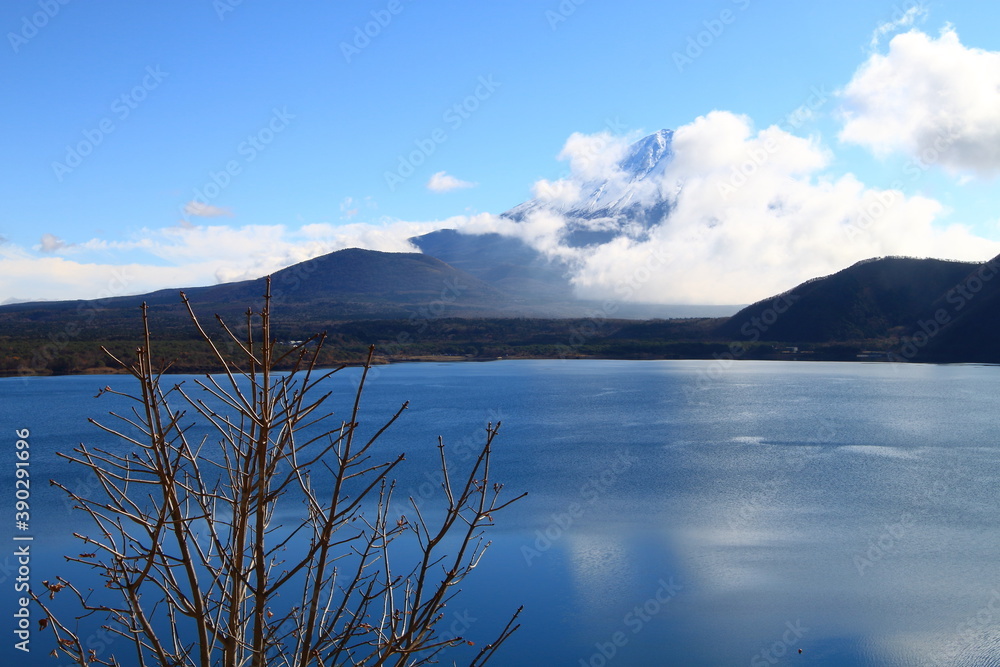 Lake Yamanaka and Mount Fuji in autumn