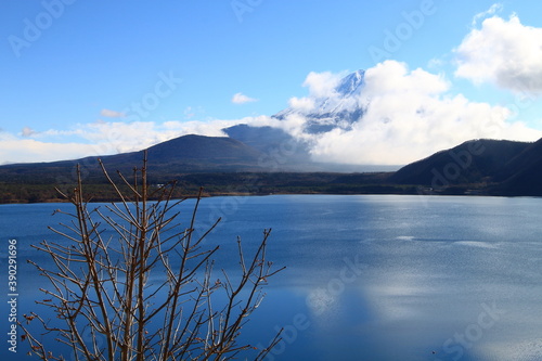 Fototapeta Naklejka Na Ścianę i Meble -  Lake Yamanaka and Mount Fuji in autumn