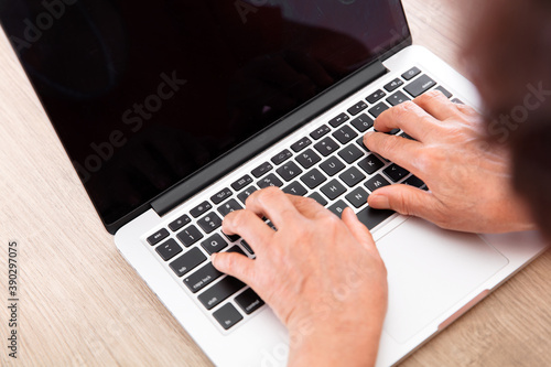 Canvastavla Old man's hand typing input on a computer keyboard