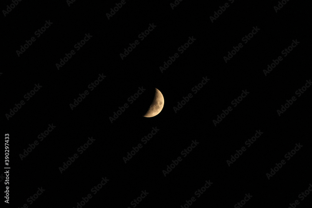 Obraz premium half moon shine in the sky in dark night