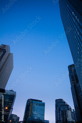 夕暮れの新宿のオフィスビル群 © Paylessimages