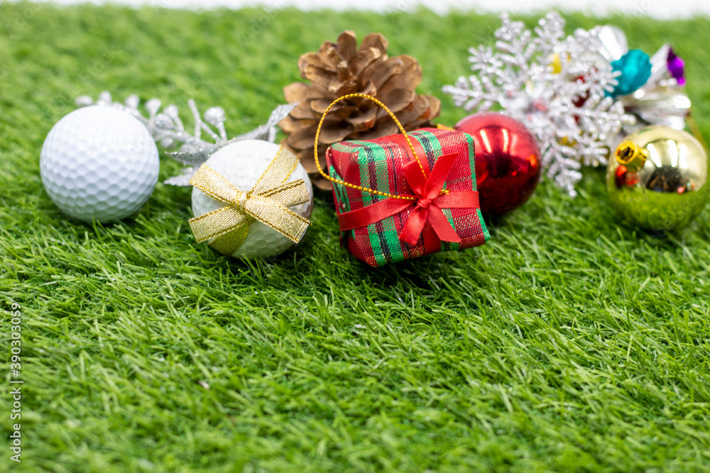 Naklejka premium Golf Christmas Holiday with golf ball is on green grass