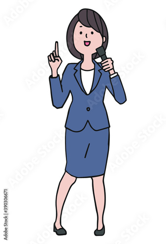 グレーのスーツ　マイクを持って話す女性