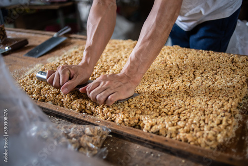 Process of making peanut candy in traditional Chinese pastries