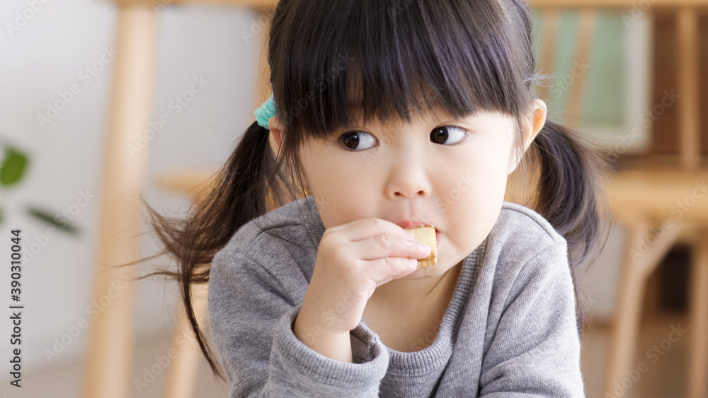 おやつを食べる子供 おやつを食べる子供