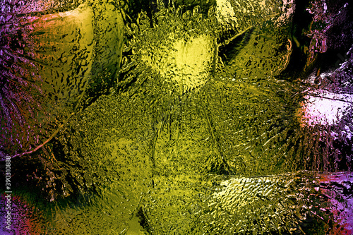 Fondo abstracto brillante en tonos verdes y dorados. Textura metálica ornamental en colores vivos. Imagen tropical y refrescante con frutas.