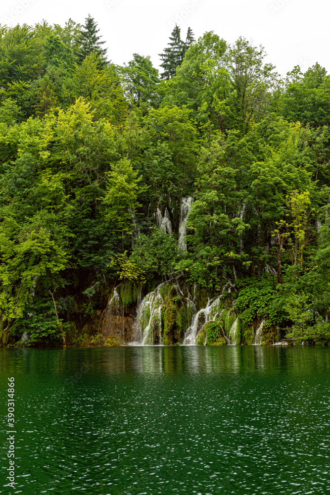 Fototapeta premium The Great Waterfall at Plitvice Lakes National Park in Croatia