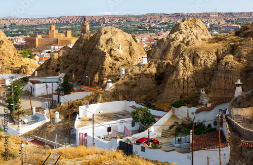 Fotografia View of Barrio de Santiago neighborhood with troglodyte cave dwellings in Guadix