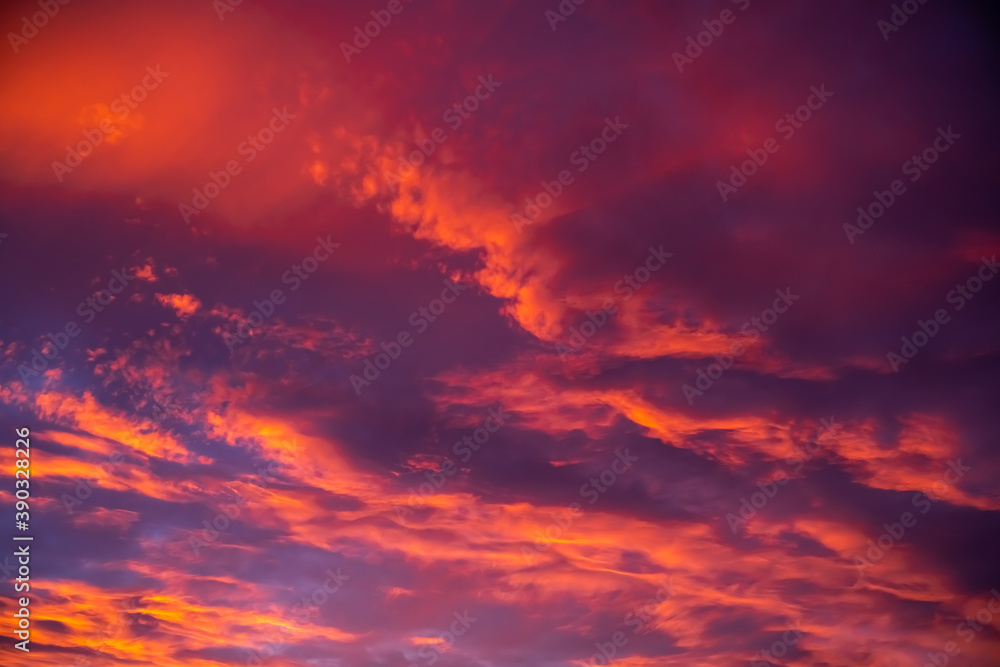 Morgenröte mit dramatischen Wolken kurz vor sonnenaufgang
