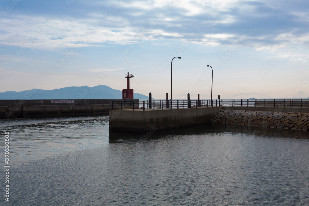 小さな港の防波堤と灯台