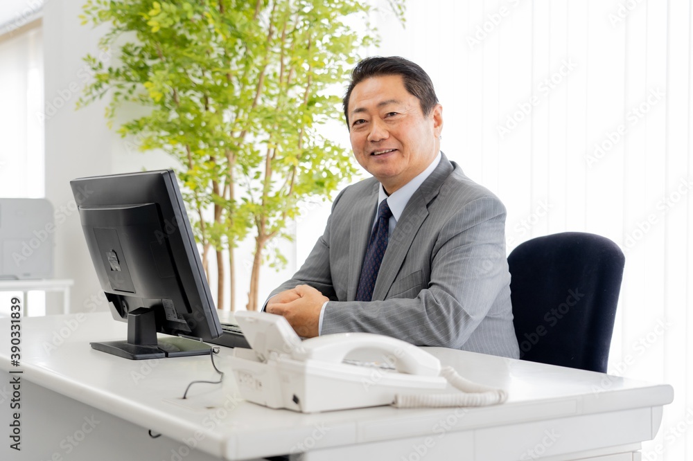 Naklejka premium 仕事をするアジア人50代男性