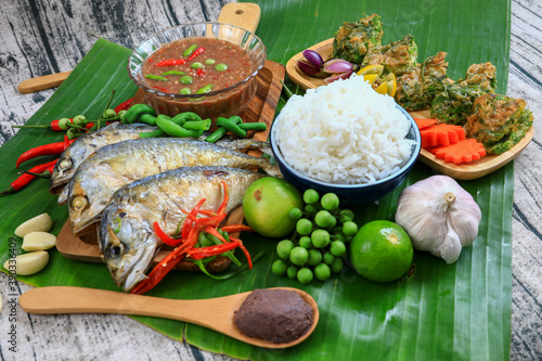 fried mackerel with shrimp-paste sauce