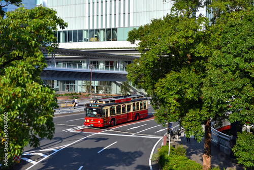 横浜桜木町に向かう赤い靴バス © masyok