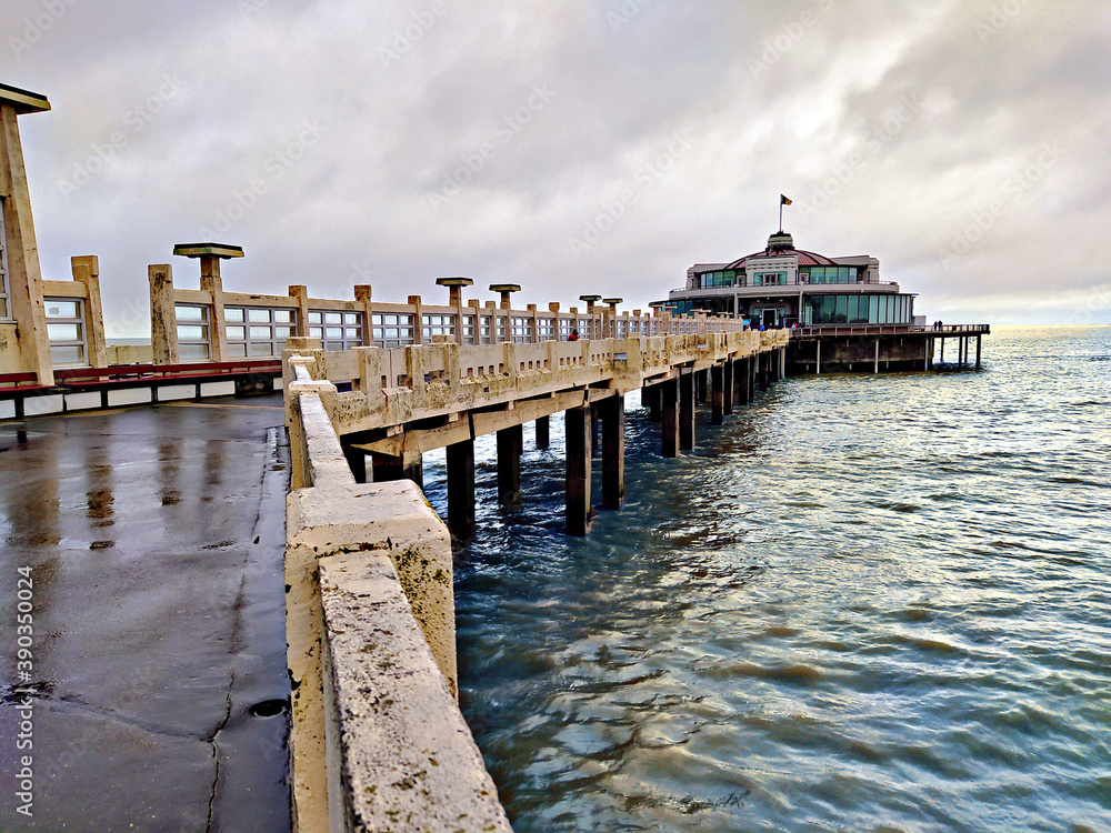Fototapeta premium Metidos en el Mar del Norte. Blankerberge. Bélgica.