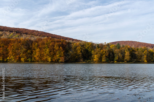 Fototapeta Naklejka Na Ścianę i Meble -  Zalew w Myczkowcach jesienią - Bieszczady