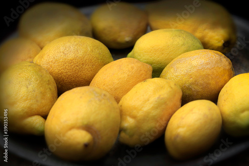Reife gelbe Zitronen am Markt zum Verkaufen