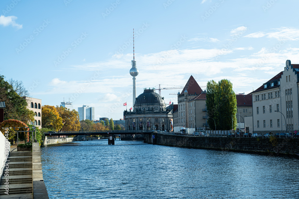 Fernsehturm und Bode Museum in Berlin bei strahlendem Sonnenschein und blauem Himmel im Herbst