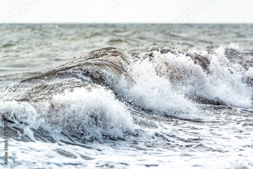 Wellen treffen auf die K  ste