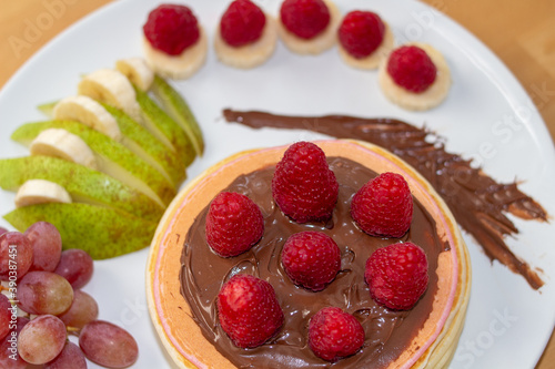 Pfannkuchen Pancakes mit Schokolade und Himbeeren 