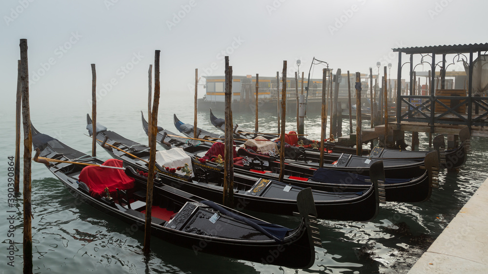 Venise le matin dans le brouillard