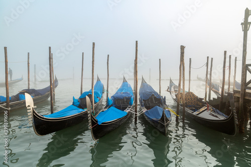 Venise le matin dans le brouillard