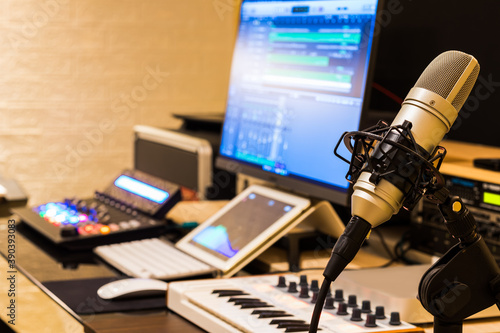 Papier peint condenser microphone in post production, broadcasting, recording studio