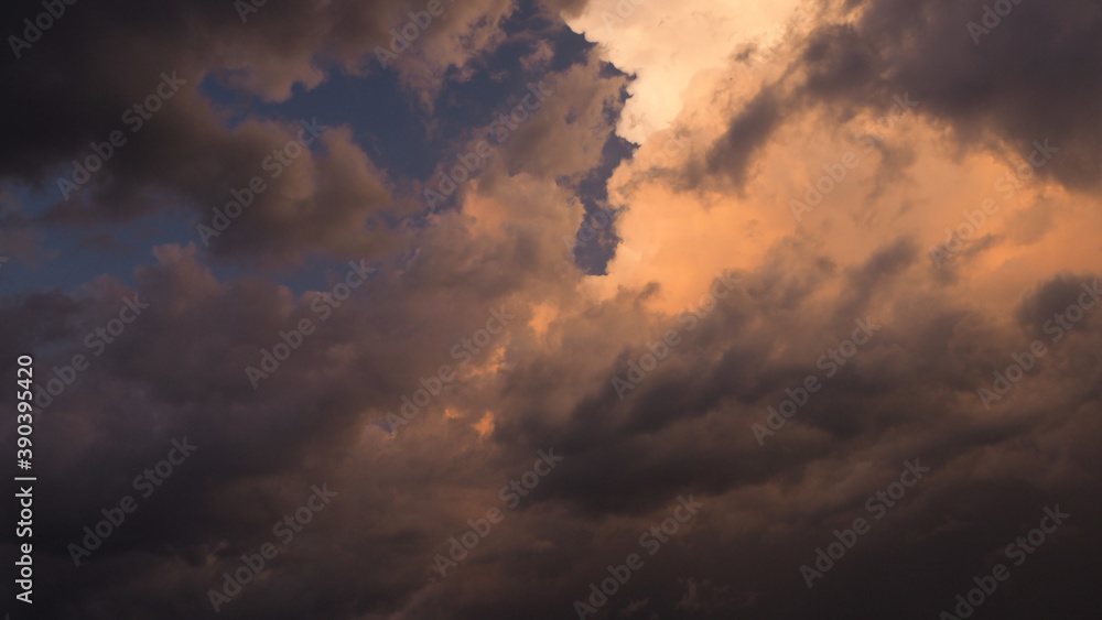 Cellule orageuse dont la tour est bien visible, derrière des nuages de basse altitude