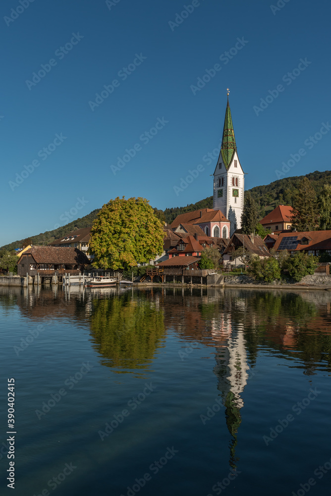 Seeufer und Kirche in Sipplingen am Bodensee, Baden-Württemberg, Deutschland